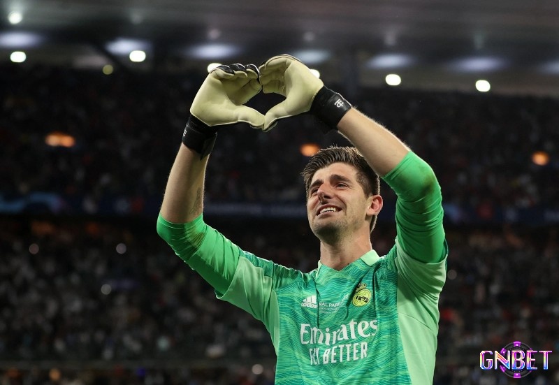 Thủ môn hay nhất Laliga - Thibaut Courtois (Real Madrid) cản phá bóng tuyệt vời