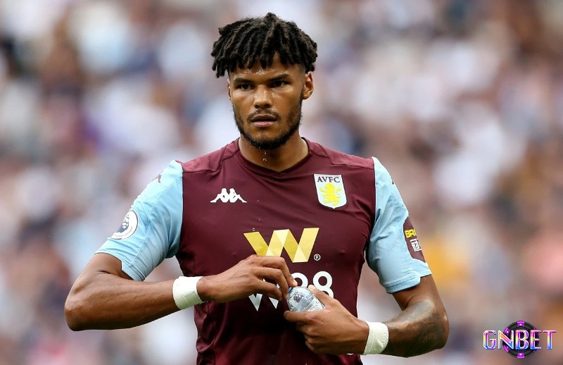 Tyrone Mings là hậu vệ phòng ngự vững chắc tốt nhất ngoại hạng Anh