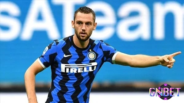 Stefan De Vrij là trung vệ hay nhất Serie A đáng tin cậy và rất chuyên nghiệp