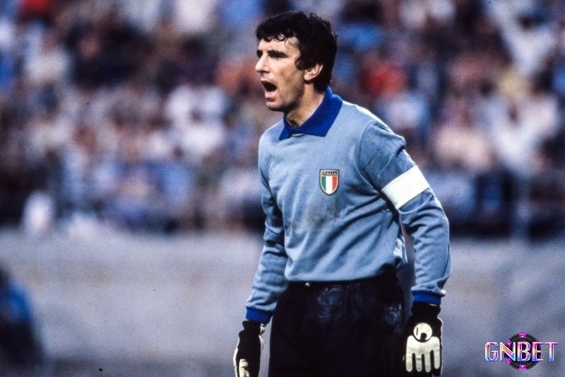 Dino Zoff là thủ môn hay nhất Serie A với những thành tích đáng tự hào