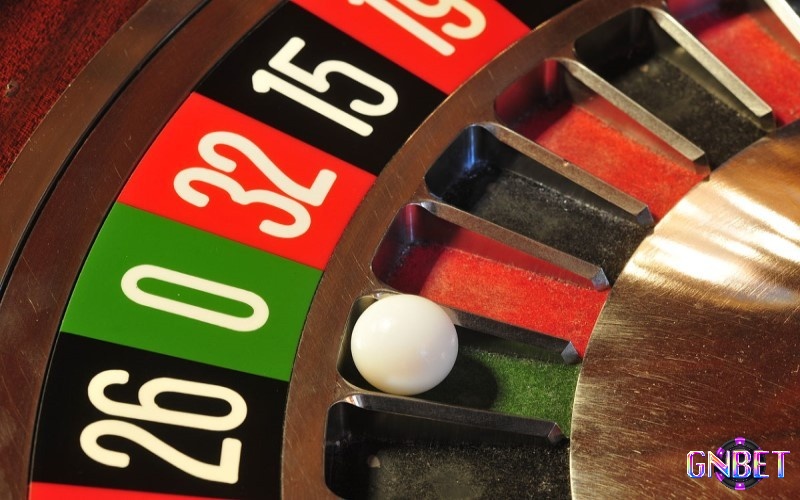 Roulette có trục quay số ngẫu nhiên và bóng lăn vào ô số hoặc màu